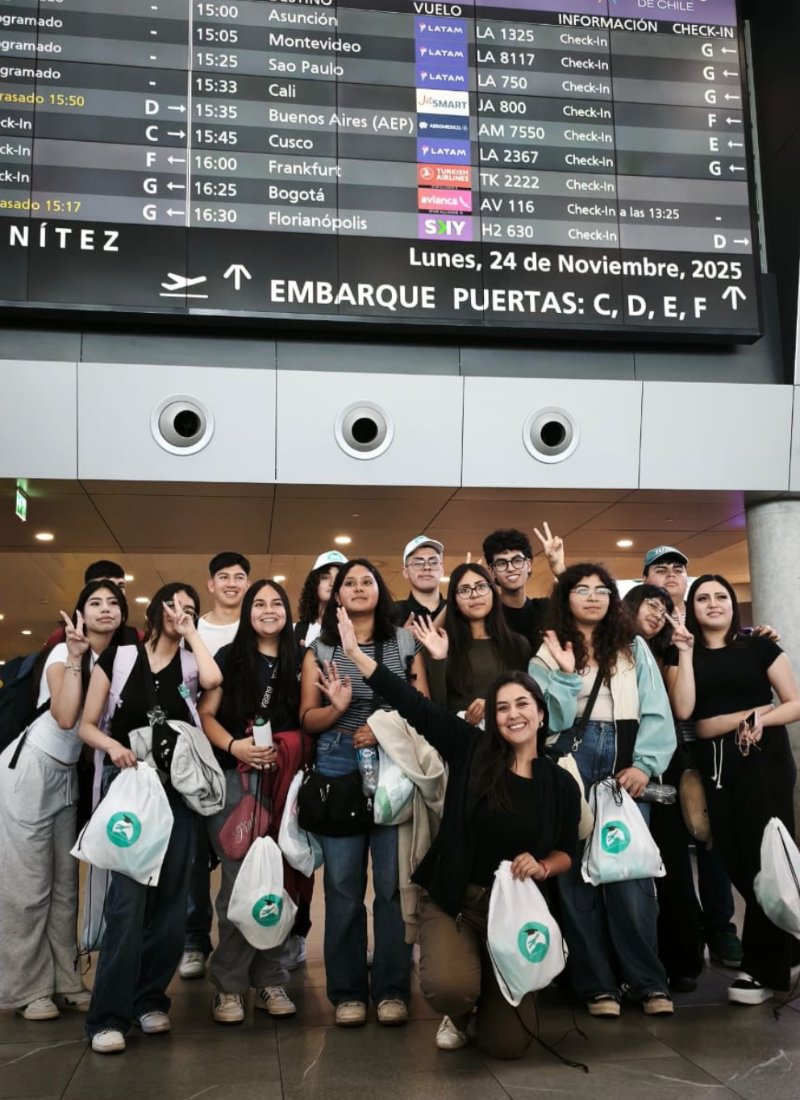 Curso en el aeropuerto de Santiago antes de partir de gira