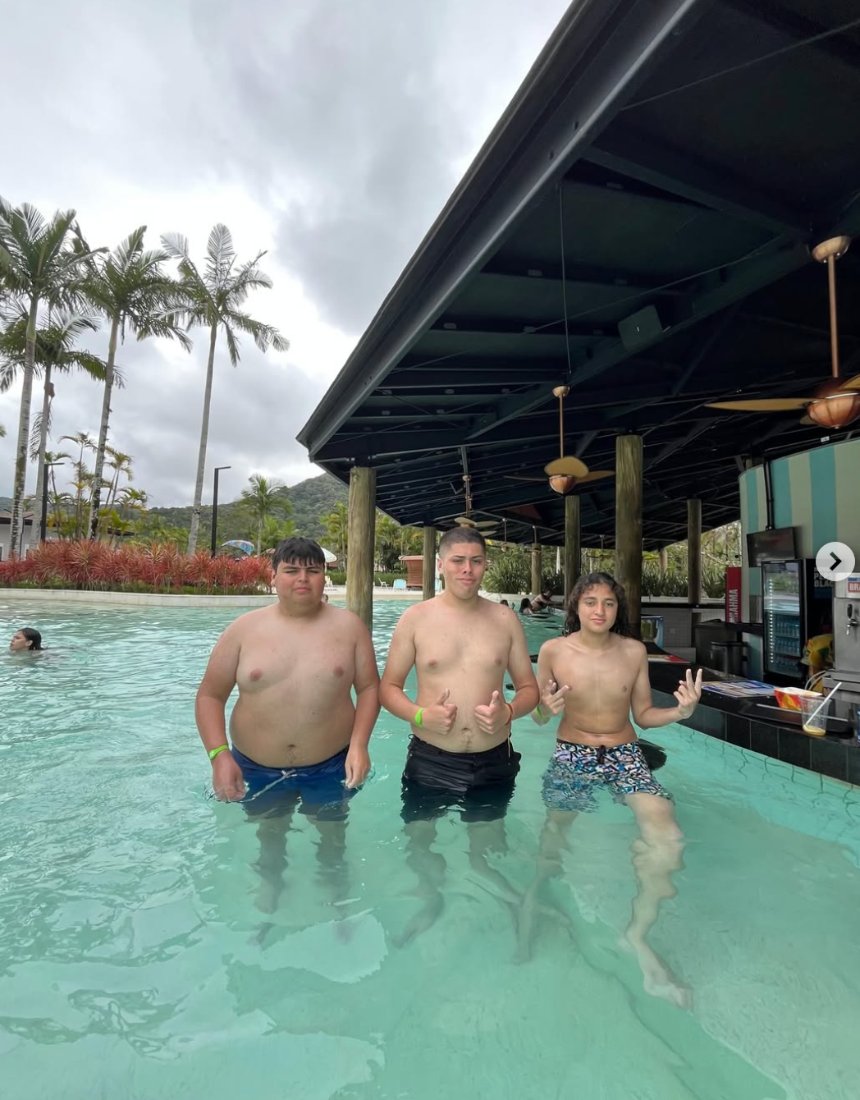 Alumnos en la piscina del hotel